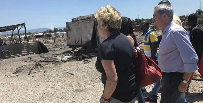 Susanna Camusso in visita alla tendopoli: «Non sono condizioni degne di un paese civile»