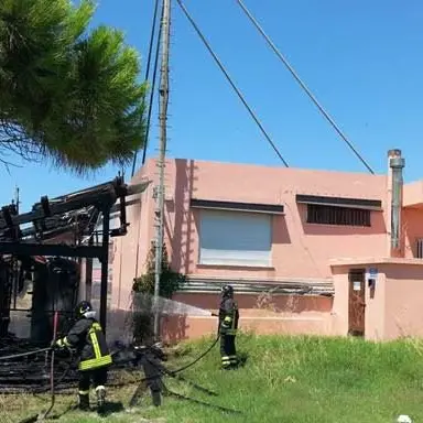 Isola Capo Rizzuto, in fiamme l’impianto solare termico di una scuola