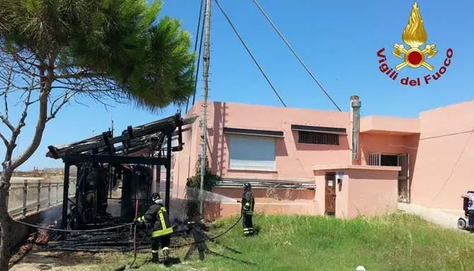 Isola Capo Rizzuto, in fiamme l’impianto solare termico di una scuola