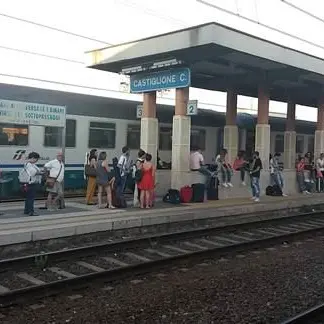 Un incendio a Settimo di Rende manda in tilt il traffico ferroviario
