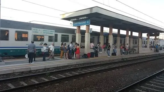 Un incendio a Settimo di Rende manda in tilt il traffico ferroviario