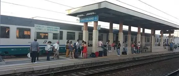 Un incendio a Settimo di Rende manda in tilt il traffico ferroviario