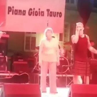 La Camusso canta “Contessa”… senza pugno alzato (VIDEO)