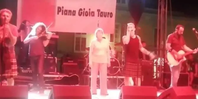 La Camusso canta “Contessa”… senza pugno alzato (VIDEO)