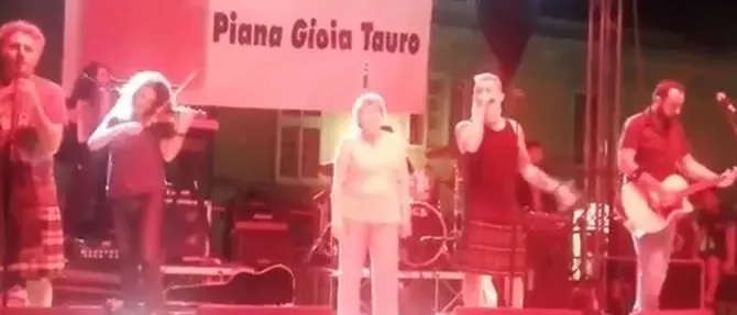 La Camusso canta “Contessa”… senza pugno alzato (VIDEO)
