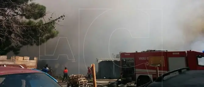 Reggio Calabria, fiamme e paure a Feo di Vito