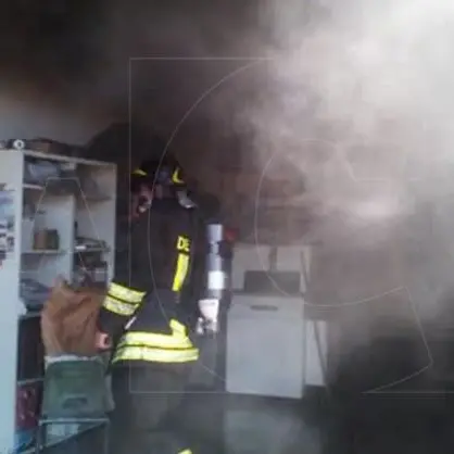 In fiamme un panificio a Gimigliano, ferito il titolare