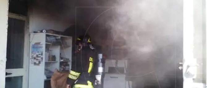 In fiamme un panificio a Gimigliano, ferito il titolare