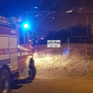 Notte di fuoco tra Montepaone e Soverato, rogo lambisce abitazioni