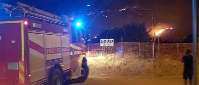 Notte di fuoco tra Montepaone e Soverato, rogo lambisce abitazioni