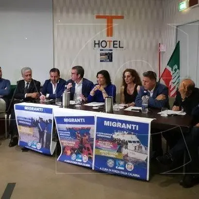 Forza Italia promuove una petizione contro gli sbarchi da record e un consiglio regionale straordinario