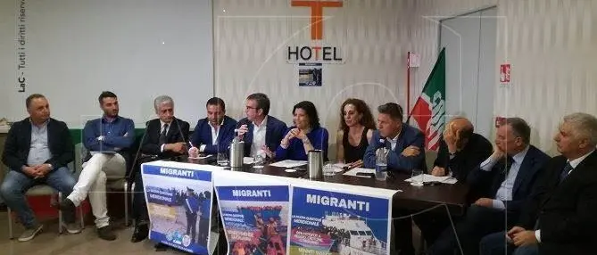 Forza Italia promuove una petizione contro gli sbarchi da record e un consiglio regionale straordinario