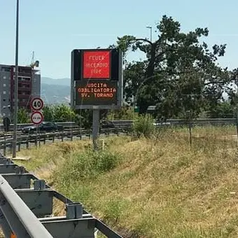 In fiamme un veicolo tra Torano e Tarsia, chiuso tratto autostradale