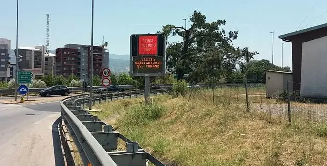 In fiamme un veicolo tra Torano e Tarsia, chiuso tratto autostradale