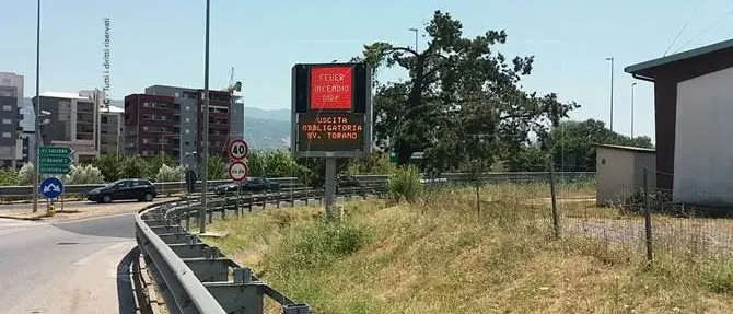 In fiamme un veicolo tra Torano e Tarsia, chiuso tratto autostradale