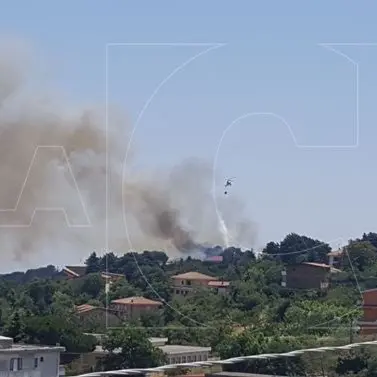 Catanzaro, panico a Sant’Elia: rogo nel centro abitato