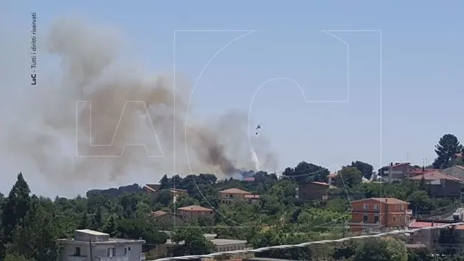 Catanzaro, panico a Sant’Elia: rogo nel centro abitato