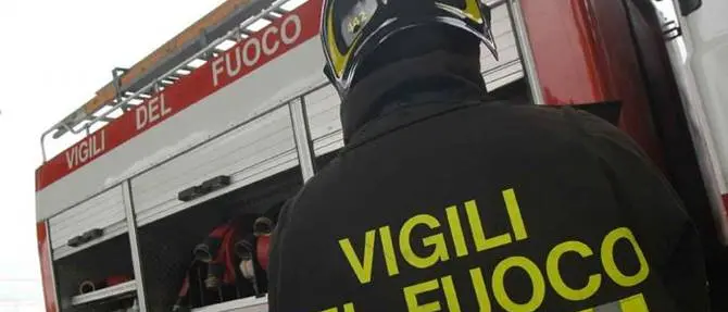 Un nuovo incendio blocca l'autostrada tra Montalto e Torano