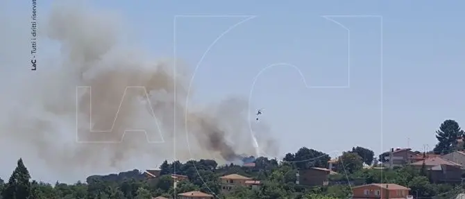 Catanzaro, tornano le fiamme a Sant’Elia: evacuati i residenti