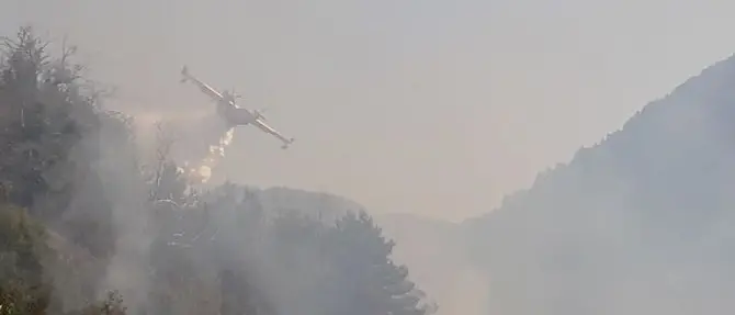 Vasto incendio a Taverna, minacciate abitazioni