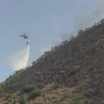 Vasto incendio sulla Crocetta lambisce la statale 107 tra Paola e Cosenza (VIDEO)
