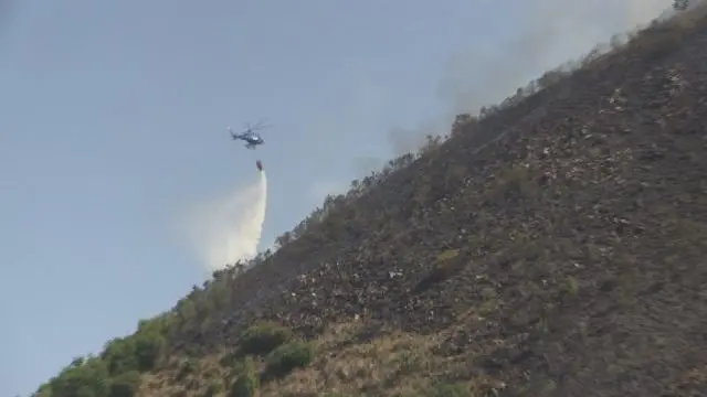 Vasto incendio sulla Crocetta lambisce la statale 107 tra Paola e Cosenza (VIDEO)