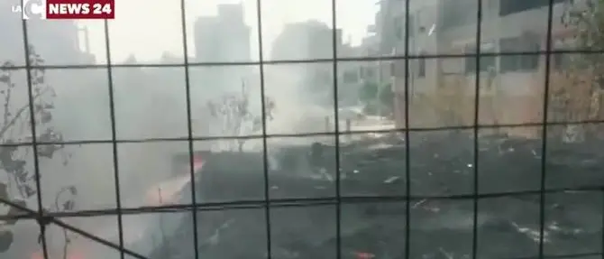 Reggio Calabria, fiamme a ridosso delle case popolari mai ultimate (VIDEO)