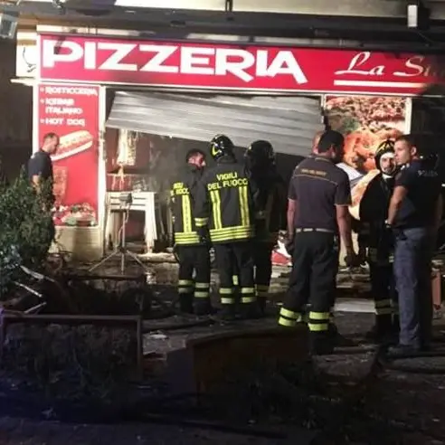 Esplosione nella notte a Crotone, distrutta una pizzeria