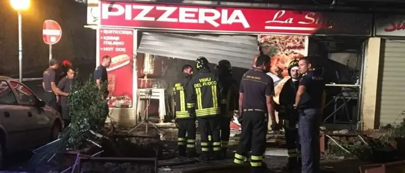 Esplosione nella notte a Crotone, distrutta una pizzeria