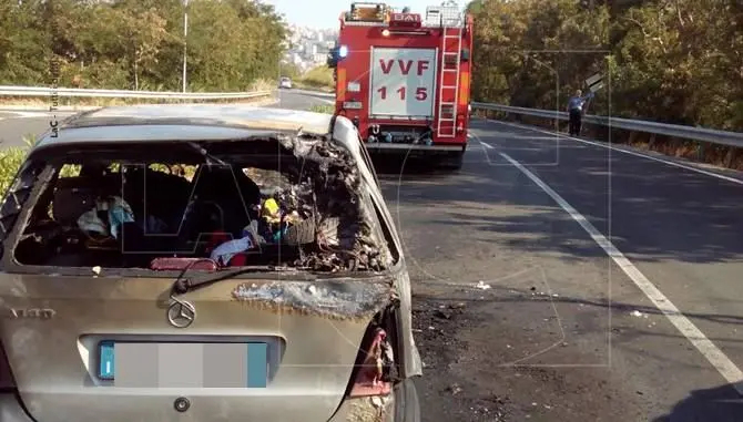 Catanzaro, in fiamme auto di turisti in vacanza