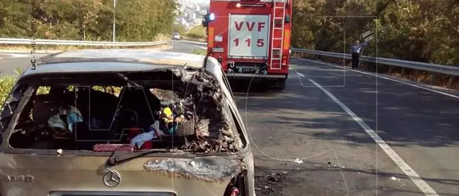 Catanzaro, in fiamme auto di turisti in vacanza