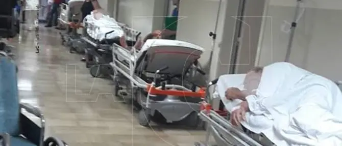 Caos all'ospedale di Catanzaro: pazienti in barella sistemati nei corridoi (VIDEO)