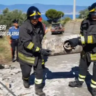 Emergenza incendi a Reggio, allontanate famiglie e salvata anziana