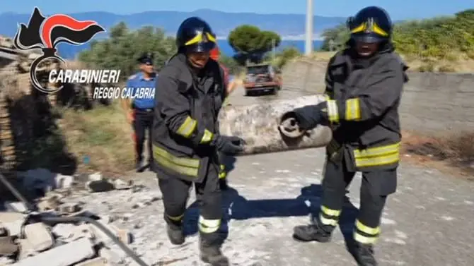 Emergenza incendi a Reggio, allontanate famiglie e salvata anziana