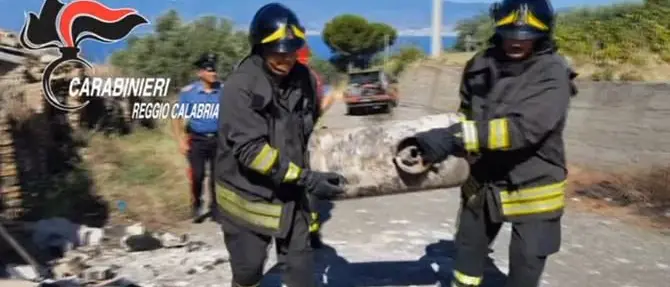 Emergenza incendi a Reggio, allontanate famiglie e salvata anziana