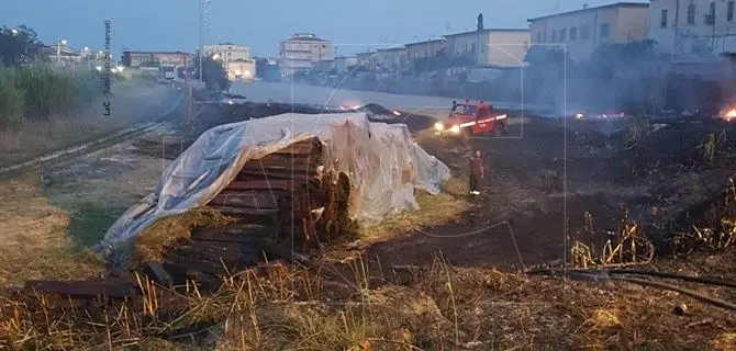 Catanzaro, incendio nel rione Fortuna (VIDEO)