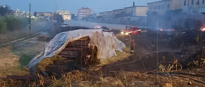 Catanzaro, incendio nel rione Fortuna (VIDEO)