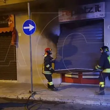 Crotone, incendio distrugge centro scommesse
