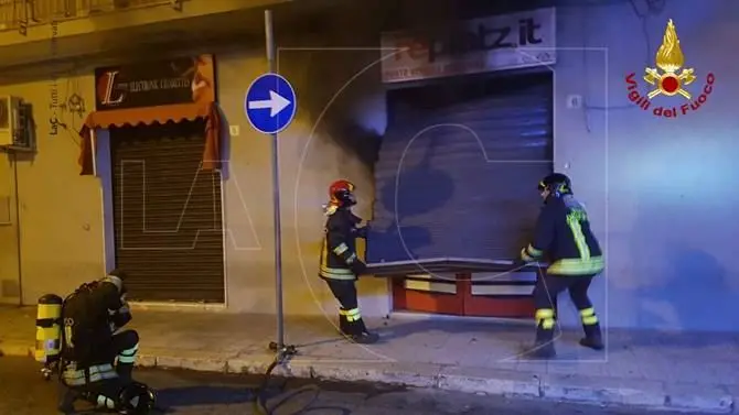 Crotone, incendio distrugge centro scommesse