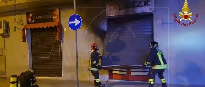 Crotone, incendio distrugge centro scommesse