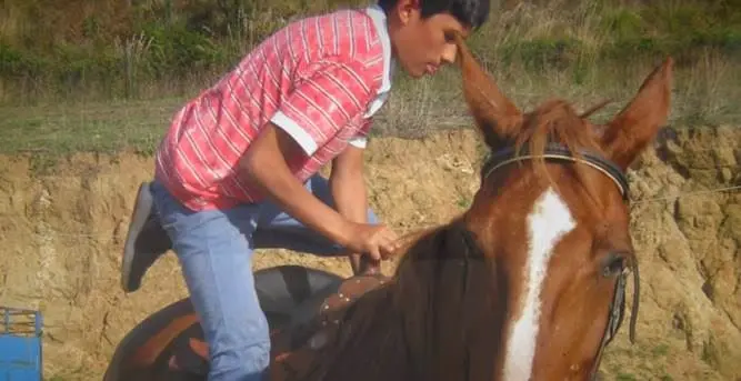 La storia di Antonio, schiacciato da un trattore rischia di perdere la gamba: i medici lo salvano (VIDEO)