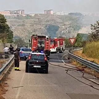Catanzaro, caos sulla statale 280: le fiamme lambiscono le carreggiate