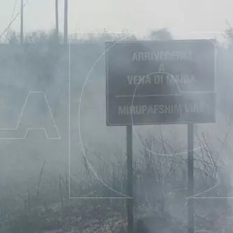 Incendio lambisce abitazioni a Vena di Maida