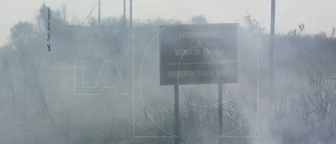 Incendio lambisce abitazioni a Vena di Maida