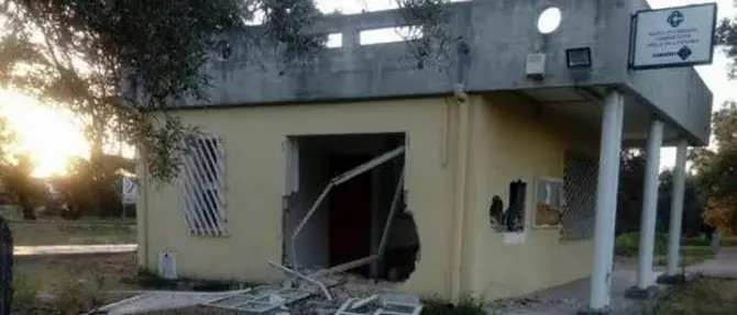 Sfondano con il trattore il bancomat di Simeri Crichi: bottino da 20mila euro