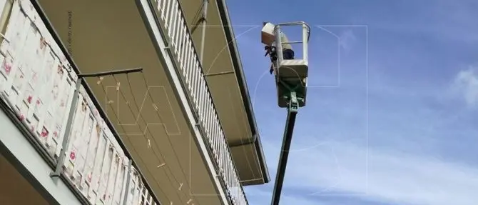 Lamezia, lavoratori bloccati a 10 metri d’altezza in un cestello