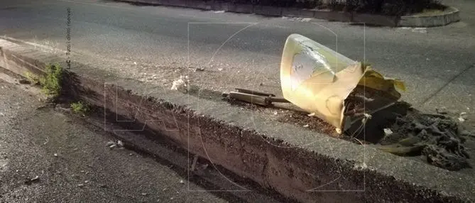 Catanzaro, perde il controllo del mezzo e si ribalta nel sottopassaggio