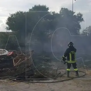 Catanzaro, incendio nel porto: distrutte due imbarcazioni