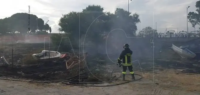 Catanzaro, incendio nel porto: distrutte due imbarcazioni