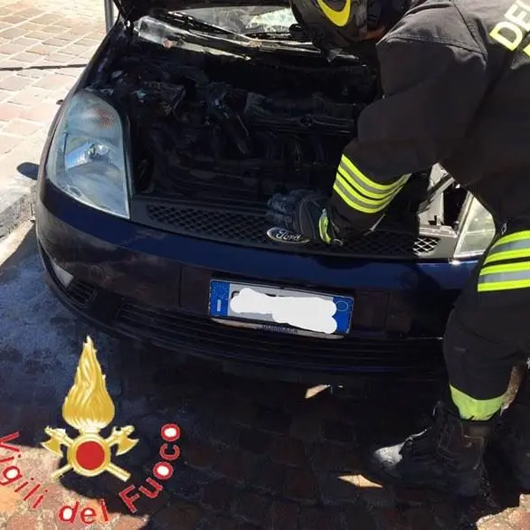 In fiamme un’auto in pieno centro a Catanzaro